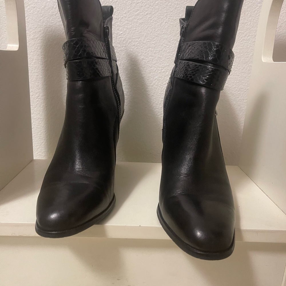Donald J pliner Oli Black Ankle Boots with Moderate Heel and Buckle Straps